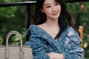 杨紫杭州龙井春日写真，碎花裙展现天鹅颈