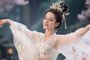 迪丽热巴霓裳羽衣舞惊艳全场，美上热搜