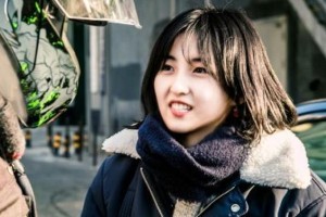 张子枫云南拍戏被偶遇 无滤镜合照展现真实颜值