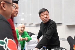 春晚后台花絮：明星盒饭、对词瞬间与暖心互动