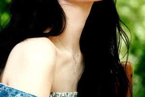 杨紫高清无水印壁纸：最新穿搭造型美图下载