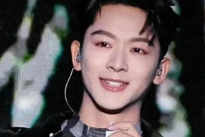 张晚意音乐节首秀落泪 全开麦献唱感动粉丝