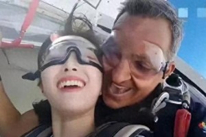 吴宣仪跳伞照引争议：女明星人设与真实困境