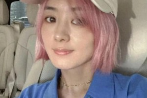 赵丽颖立夏甜酷造型引爆热搜，粉色短发飒爽吸睛