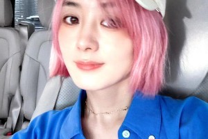 赵丽颖樱花粉发色引爆热搜，内娱颜霸再掀审美风暴